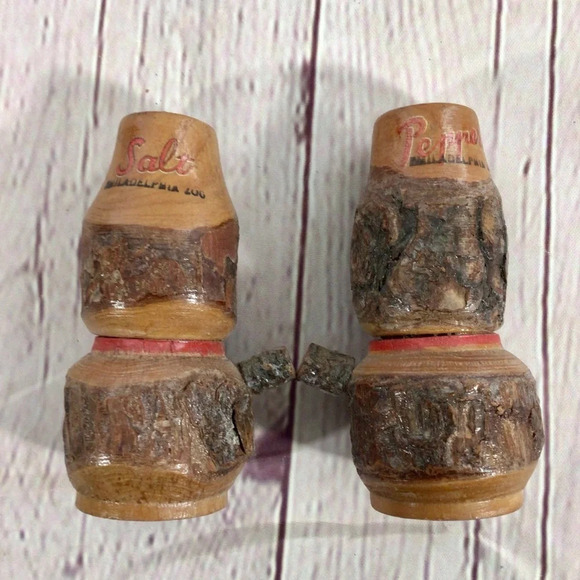 Vintage Wood Lantern Souvenir Philadelphia Zoo Salt and Pepper Shaker Pa… - Picture 5 of 7